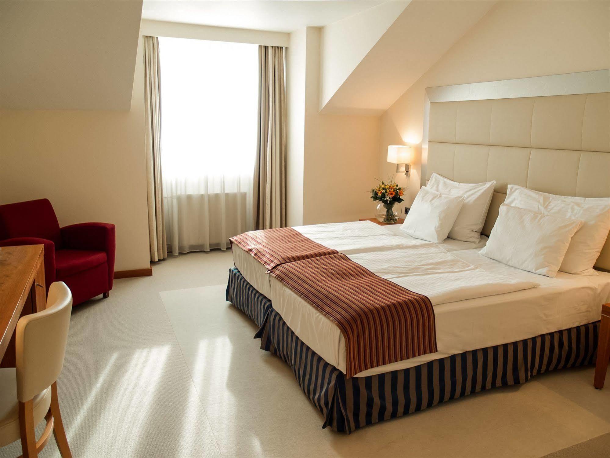 Design Merrion Hotel Прага Экстерьер фото